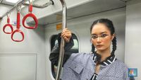 Bukan Catwalk, Para Model Ini Lenggak-Lenggok Di LRT Jakarta