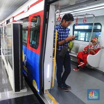 Melihat LRT Jakarta yang tak Kunjung Dapat Izin Operasi
