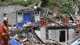 Angin dengan kecepatan 187 kilometer per jam itu menerjang tiga provinsi yakni Zhejiang, Shandong, dan Anhui hingga membuat lebih dari satu juta warga mengungsi. (REUTERS/Stringer)