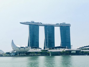 Video: Bangunan Marina Bay Sand Miring, Desain atau Kesalahan?