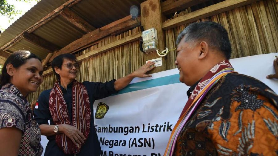 Kementerian ESDM bersama PT PLN meresmikan sambungan listrik gratis bagi Rumah Tangga di NTT dan NTB.
