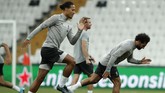 Virgil van Dijk dan Mohamed Salah menjadi tulang punggung kubu Merseyside Merah. (AP Photo/Thanassis Stavrakis)