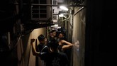 Golden Gai menjadi tempat para pekerja Tokyo untuk minum-minum santai sekaligus beramah tamah sesamanya setelah hari yang melelahkan. (AP Photo/Jae C. Hong)