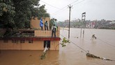 Hujan lebat memang terus mengguyur empat negara bagian India, yaitu Kerala, Karnataka, Maharashtra, dan Gujarat selama sepekan belakangan. (REUTERS/Francis Mascarenhas)