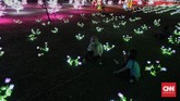 Lampu tentang Pangeran Jayakarta, perahu Majapahit, tanaman lampu dengan tema Merah Putih, hingga miniatur tempat pembacaan proklamasi menjadi tempat incaran warga untuk ber-selfie.