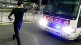 Anggota unit anti huru-hara Kepolisian Hong Kong membubarkan massa yang menduduki terminal keberangkatan dan kedatangan dengan tindakan represif. (REUTERS/Thomas Peter)