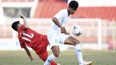Bek kiri Timnas Indonesia U-18 Muhammad Salman Alfarid (kanan) berebut bola dengan pemain Myanmar Saw Kyaw Ae saat bertanding pada penyisihan Grup A Piala AFF U-18 2019 di Stadion Thong Nhat, Ho Chi Minh, Vietnam, Rabu (14/8/2019). (ANTARA FOTO/Yusran Uccang)
