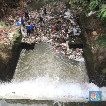 Jorok! Ini Tumpukan Sampah Rumah Tangga di Kali Citayam