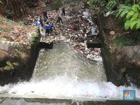 Jorok! Ini Tumpukan Sampah Rumah Tangga di Kali Citayam