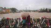 Guyuran hujan tersebut menimbulkan banjir di berbagai penjuru, hingga membuat 1,2 juta orang terpaksa mengungsi di kamp-kamp penampungan yang disediakan pemerintah. (REUTERS/Francis Mascarenhas)