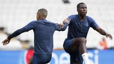 Kurt Zouma bakal menjadi pemain yang akan diandalkan di lini belakang Chelsea. (AP Photo/Thanassis Stavrakis)
