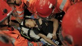 Seorang penumpang yang dianggap mata-mata China dianiaya. Dia lantas mendapat pertolongan dari tim medis dan dilarikan ke rumah sakit setempat. (AP Photo/Vincent Yu)