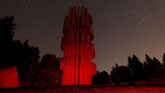 Fenomena ini bisa diamati dengan mata telanjang tanpa perlu memakai teleskop. (REUTERS/Dado Ruvic