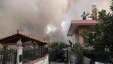 Kobaran api kebakaran hutan bisa terlihat jelas dari Ibukota Athena ketika malam. (AP Photo/Yorgos Karahalis)