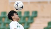 Bek tengah Timnas Indonesia U-18 Alfeandra Dewangga Santosa (kiri) berebut bola di udara dengan pemain Myanmar Thet Heim Soe, saat bertanding pada penyisihan Grup A Piala AFF U-18 2019 di Stadion Thong Nhat, Ho Chi Minh, Vietnam, Rabu (14/8/2019). (ANTARA FOTO/Yusran Uccang)