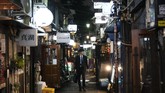 Terselip di antara kawasan hiburan Kabukicho dan Kuil Hanazono, hampir sebanyak 280 bar dan restoran 'terjepit' di area seluas setengah lapangan sepak bola ini. (AP Photo/Jae C. Hong)