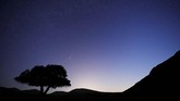 Hujan meteor perseids bisa diamati di seluruh Indonesia sepanjang malam mulai pukul 222.00 WIB hingga subuh. (REUTERS/Amir Cohen)