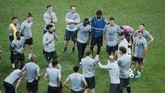 Para pemain Liverpool berkumpul mendengar arahan dari tim pelatih dalam persiapan menjalani laga Piala Super Eropa yang mempertemukan dua klub asal Inggris. (AP Photo/Lefteris Pitarakis)