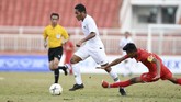 Gelandang Timnas Indonesia U-18 Fajar Fathur Rachman (kiri) berusaha melewati pemain Myanmar Naung Soe (kanan) saat bertanding pada penyisihan Grup A Piala AFF U-18 2019 di Stadion Thong Nhat, Ho Chi Minh, Vietnam, Rabu (14/8/2019). (ANTARA FOTO/Yusran Uccang)
