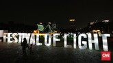 Ratusan orang terlihat mengunjungi Festival of Light di Monas, Jakarta Pusat, yang ditunjukkan sebagai salah satu sajian untuk menyambut Hari Ulang Tahun (HUT) ke-74 RI.