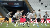 Skuat Liverpool tidak mengalami banyak perubahan. Pemain-pemain yang turut mengantar Liverpool menjadi juara Liga Champions masih menjadi andalan. (AP Photo/Thanassis Stavrakis)