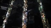 Orang-orang Tokyo patut diacungi jempol urusan memanfaatkan ruang. Tengok saja kawasan sempit Golden Gai yang terletak di Distrik Shinjuku, Tokyo. (AP Photo/Jae C. Hong)