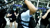 Kepolisian Hong Kong menerjunkan aparat ke bandara untuk membubarkan massa. Alasan mereka adalah mendapat laporan massa demonstran menangkap dan menganiaya sejumlah orang yang dianggap sebagai mata-mata China. (REUTERS/Thomas Peter)