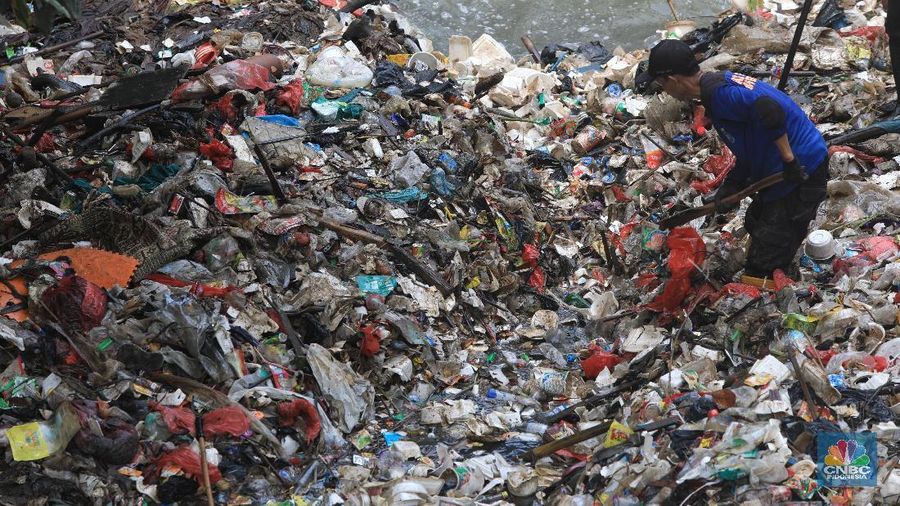 Indonesia sampai saat ini ternyata masih melakukan impor limbah atau sampah dari berbagai negara di dunia.