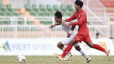 Gelandang Timnas Indonesia U-18 Beckham Putra Nugraha (kiri) berusaha melewati pemain Myanmar Yan Kyaw Soe saat bertanding pada penyisihan Grup A Piala AFF U-18 2019 di Stadion Thong Nhat, Ho Chi Minh, Vietnam, Rabu (14/8/2019). (ANTARA FOTO/Yusran Uccang)
