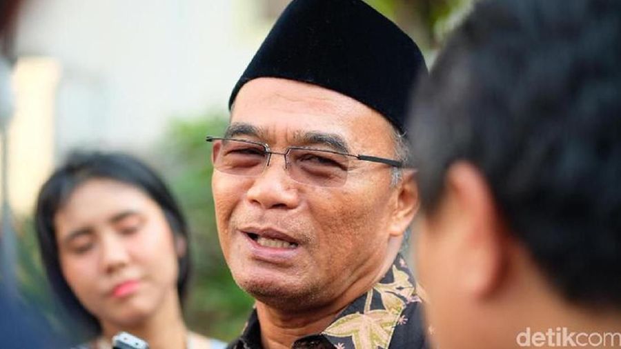 Kebijakan Menteri Pendidikan dan Kebudayaan Muhadjir Effendy yang memberlakukan rotasi guru sesuai zonasi ternyata tidak tebang pilih.