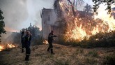 Perdana Menteri Yunani, Kyriakos Mitsotakis, sempat mencicipi liburan musim panas di Pulau Evia, tetapi langsung kembali ke Athena ketika terjadi kebakaran hutan. (Michalis Karagiannis/Eurokinissi via REUTERS)