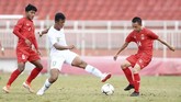Penyerang Timnas Indonesia U-18 Saddam Gaffar (tengah) berusaha melewati dua pemain Myanmar Ye Min Kyew (kanan) dan Yan Kyaw Soe saat bertanding pada penyisihan Grup A Piala AFF U-18 2019 di Stadion Thong Nhat, Ho Chi Minh, Vietnam, Rabu (14/8/2019). (ANTARA FOTO/Yusran Uccang)