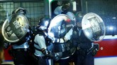 Aksi demonstrasi di bandara Hong Kong berakhir bentrok dengan aparat pada Selasa (13/8) malam waktu setempat. (REUTERS/Thomas Peter)