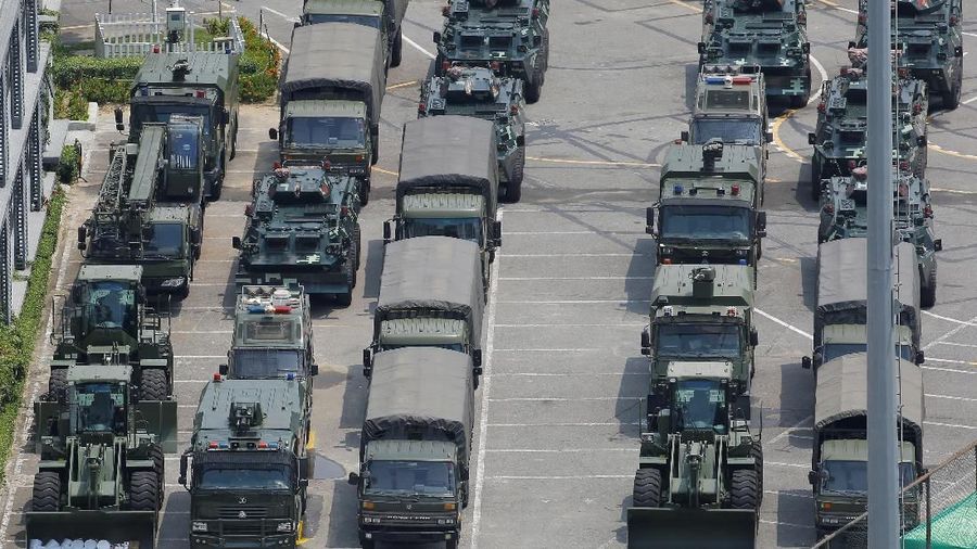 Kendaraan militer China ditempatkan di perbatasan antara Hong Kong dan China pasca aksi demo RUU ekstradisi.
