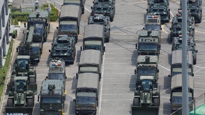 Kendaraan militer China ditempatkan di perbatasan antara Hong Kong dan China pasca aksi demo RUU ekstradisi.