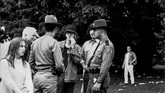 Pihak kepolisian terlihat berjaga-jaga dan memeriksa para pengunjung Woodstock 1969 di Bethel, New York. (AP File Photo, File)