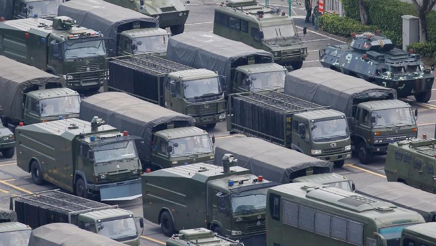Kendaraan militer China ditempatkan di perbatasan antara Hong Kong dan China pasca aksi demo RUU ekstradisi.