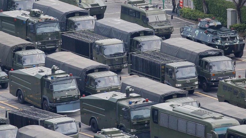 Kendaraan militer China ditempatkan di perbatasan antara Hong Kong dan China pasca aksi demo RUU ekstradisi.