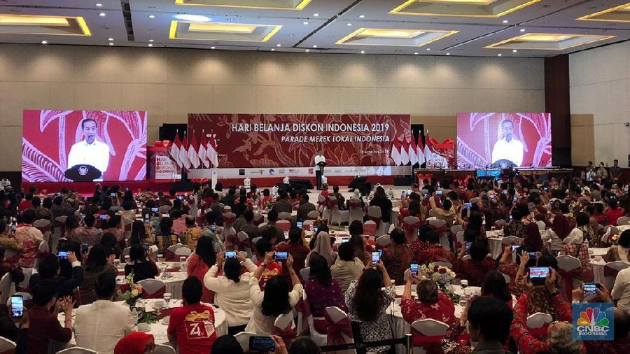 Presiden Joko Widodo (Jokowi) sore ini meresmikan pembukaan Hari Belanja Diskon Indonesia dan Parade Merk Lokal Indonesia Tahun 2019