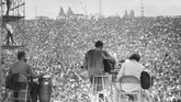 Ratusan pengunjung festival memadati area seputar panggung Woodstock ketika Richie Havens tampil. (Mark Goff Photography, Leah Demarco/Allison Goff via AP)