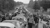Saat itu, jalan menuju lokasi dipenuhi orang dan mobil yang mengarah ke satu tempat yang sama. Macetnya tak terkira. (AP Photo, File)