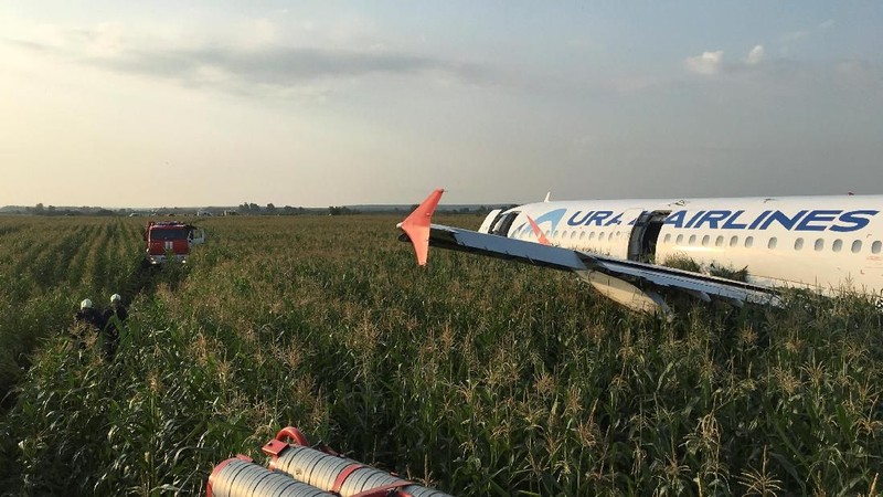 Pendaratan darurat maskapai asal Rusia di landasan tanah rumput.