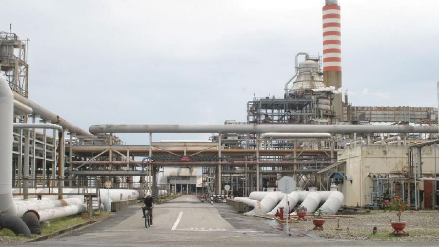 Tim Pertamina secara sigap melakukan pemadaman api yang terjadi di area jalur pipa Kilang RU V Balikpapan. Pemadaman dilakukan dalam kurun waktu sekitar 3 jam dengan menggunakan 4 unit pemadam kebakaran dan 1 unit trailer foam.

Pasca kebakaran yang terjadi di salah satu jalur pipa, Kilang Balikpapan tetap beroperasi. Pertamina menjamin suplai BBM dan LPG untuk Terminal BBM di wilayah Kalimantan dan sebagian kawasan Indonesia Timur tetap aman. Kilang Balikpapan berkapasitas produksi  260.000 barrel/hari.** (dok Pertamina)