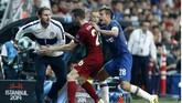 Andy Robertson bermaksud meminta bola yang dipegang Frank Lampard. (AP Photo/Lefteris Pitarakis)