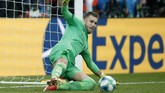 Pada babak adu penalti, Adrian melakukan penyelamatan dengan kaki sekaligus menggagalkan sepakan Tammy Abraham yang merupakan penendang kelima Chelsea. Liverpool pun menang 5-4 pada babak tos-tosan. (AP Photo/Thanassis Stavrakis)
