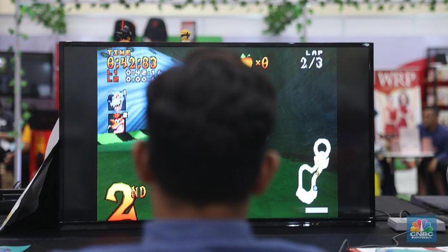Warga bermain game console clasic di pameran pasar idea 2019, JCC, Jakarta, Kamis (15/8). Game game console seperti sega Nintendo dan ding dong dulu sempat tenar di era 90an sebelum game online yang bermunculan saat ini. KomunitasRepublic Games  Collector Indonesia (RGCI) itu awalnya dibentuk oleh beberapa teman saja. Kebetulan sama-sama seneng main dan koleksi konsol game. Berdiri tahun 2016 ini kini sedikitnya memiliki 2.600 orang pengikut di Facebook, yang tersebar di seluruh wilayah. Bukan sekedar mengoleksi, di komunitas ini kita juga bisa saling berbagi wawasan tentang game yang ada di dunia ini. Pengunjung pameran setelah melihat-lihat stan pameran juga dapat bermain dan bernostalgia dengan game game terkenal seperti sonic mario bross sampai CTR. Stand game retro ini dipajang sengaja untuk menarik perhatian pengunjung dan tidak dijual.  (CNBC Indonesia/Muhammad Sabki)