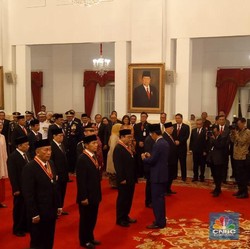Arifin Panigoro, Prajogo & TP Rachmat Dapat Bintang Jokowi