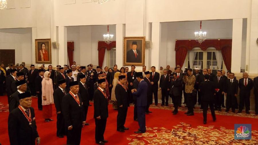 Sejumlah tokoh menerima penganugerahan gelar tanda kehormatan 2019 dari Presiden Joko Widodo (Jokowi) di Istana Negara pada hari ini.