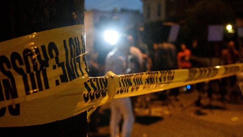 Polisi meminta penduduk setempat untuk tetap berada di dalam rumah dan menjauh dari area baku tembak.