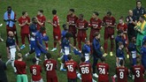 Pemain Liverpool memberi apresiasi pada Chelsea yang akan menerima medali. (AP Photo/Emrah Gurel)